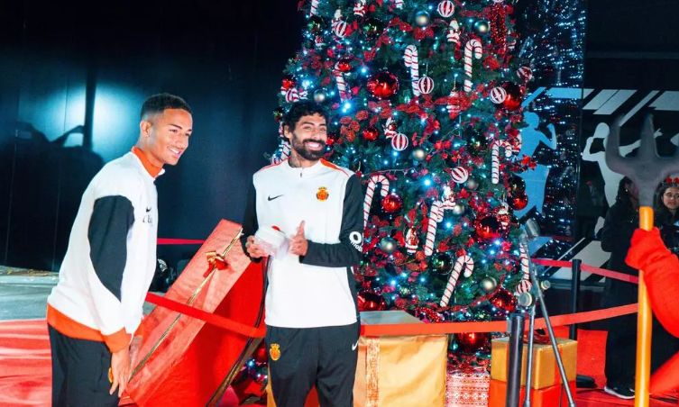 温情启新 tradition！马略卡首次举办圣诞树点亮仪式，球员球迷共绘圣诞温情画卷